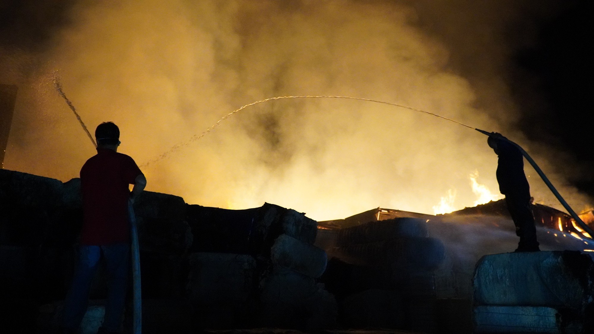 Đang cháy dữ dội tại công ty sản xuất sợi- Ảnh 3.