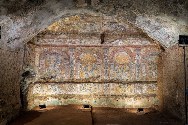 Tìm thấy bức tranh khảm 2.300 năm tuổi quý hiếm dưới lòng thành Rome - Ảnh 1.