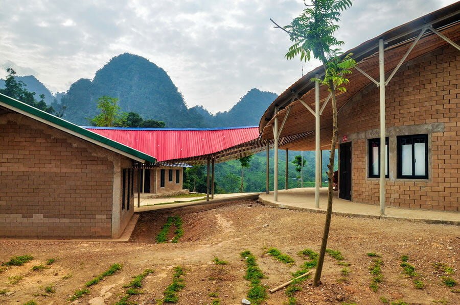 Nằm cheo leo trên đỉnh núi một huyện nghèo ở Việt Nam, trường tiểu học này gây ấn tượng mạnh vì quá XINH ĐẸP!- Ảnh 6.