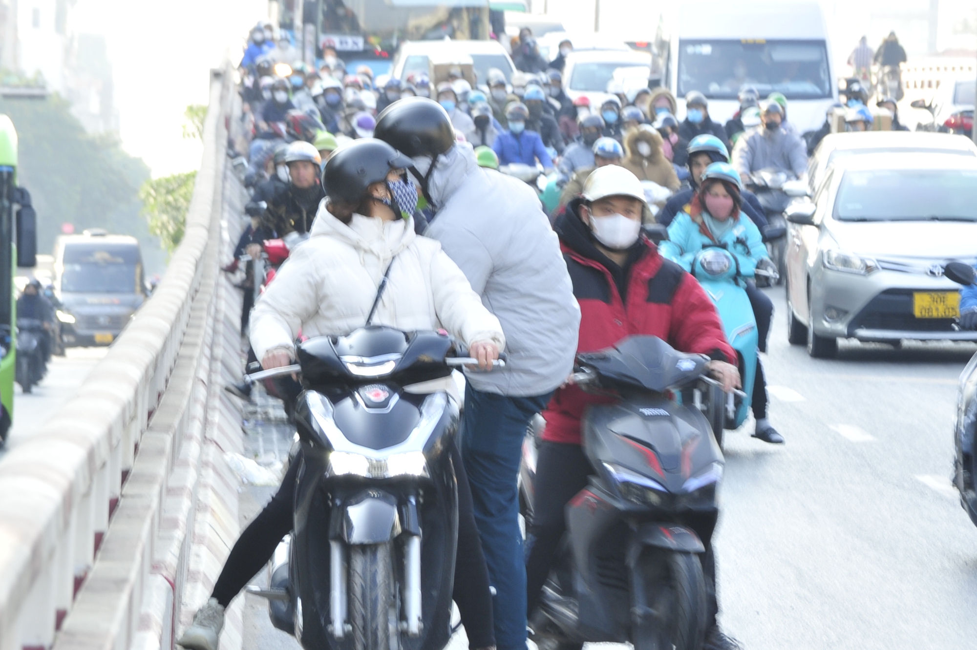 Hà Nội: Nhiều người và phương tiện bất ngờ trượt ngã trên dốc cầu vượt ngã tư Vọng- Ảnh 2.