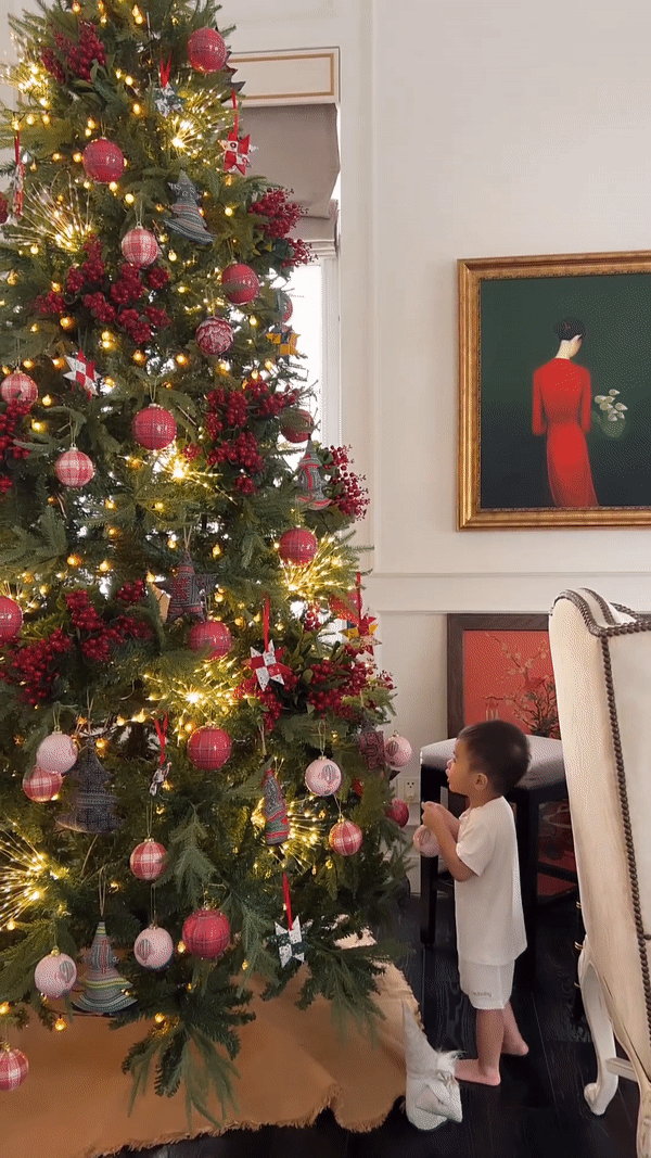 Không khí Noel trong nhà Tăng Thanh Hà: Cây thông cao ấn tượng, trang trí lung linh nhưng siêu tiết kiệm ở 1 điểm- Ảnh 3.