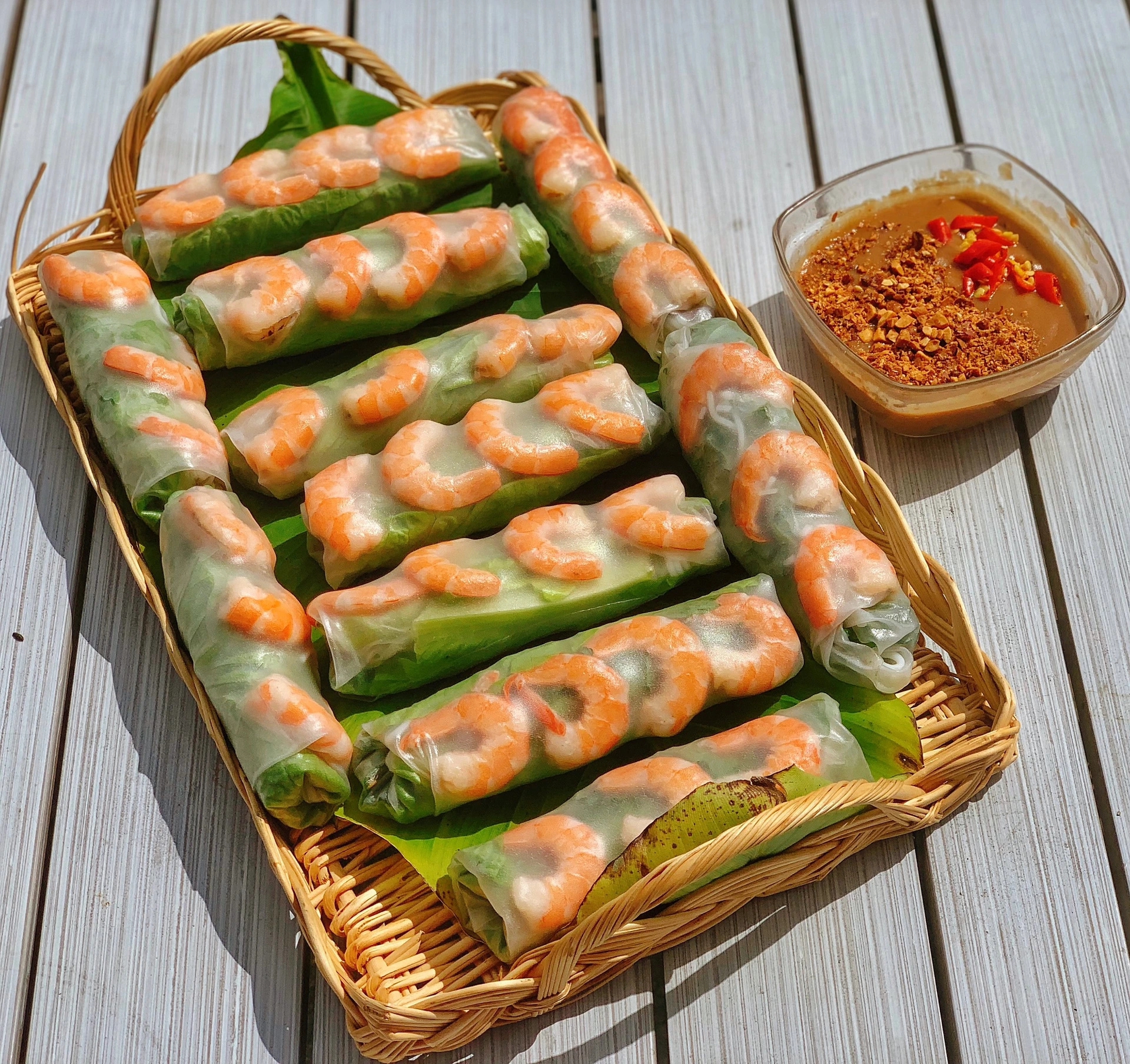 Bố chồng Pháp ăn phở con dâu miền Tây nấu, hoảng hốt với cách chặt gà rất lạ ở Việt Nam - Ảnh 10.