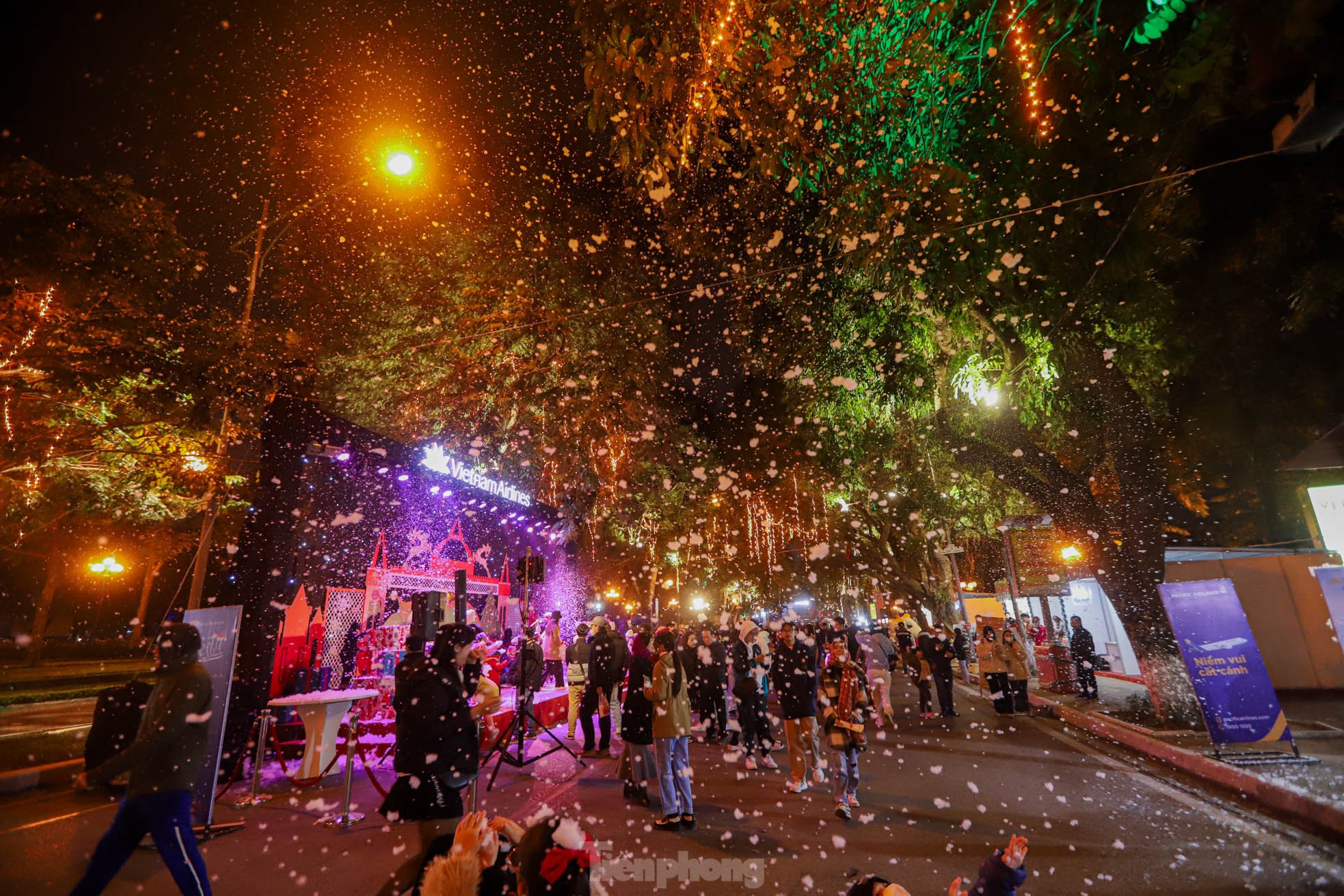 Người dân Hà Nội ngắm tuyết rơi đón Giáng sinh trên phố đi bộ - Ảnh 1.
