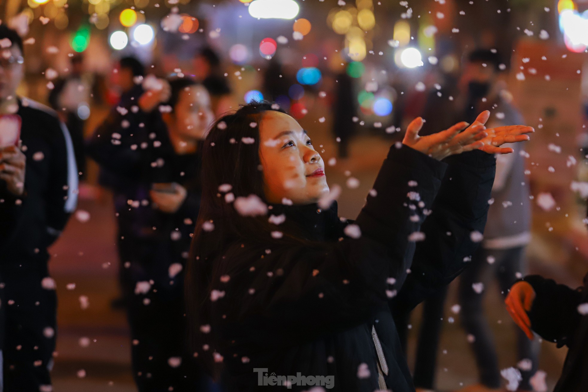 Người dân Hà Nội ngắm tuyết rơi đón Giáng sinh trên phố đi bộ - Ảnh 10.