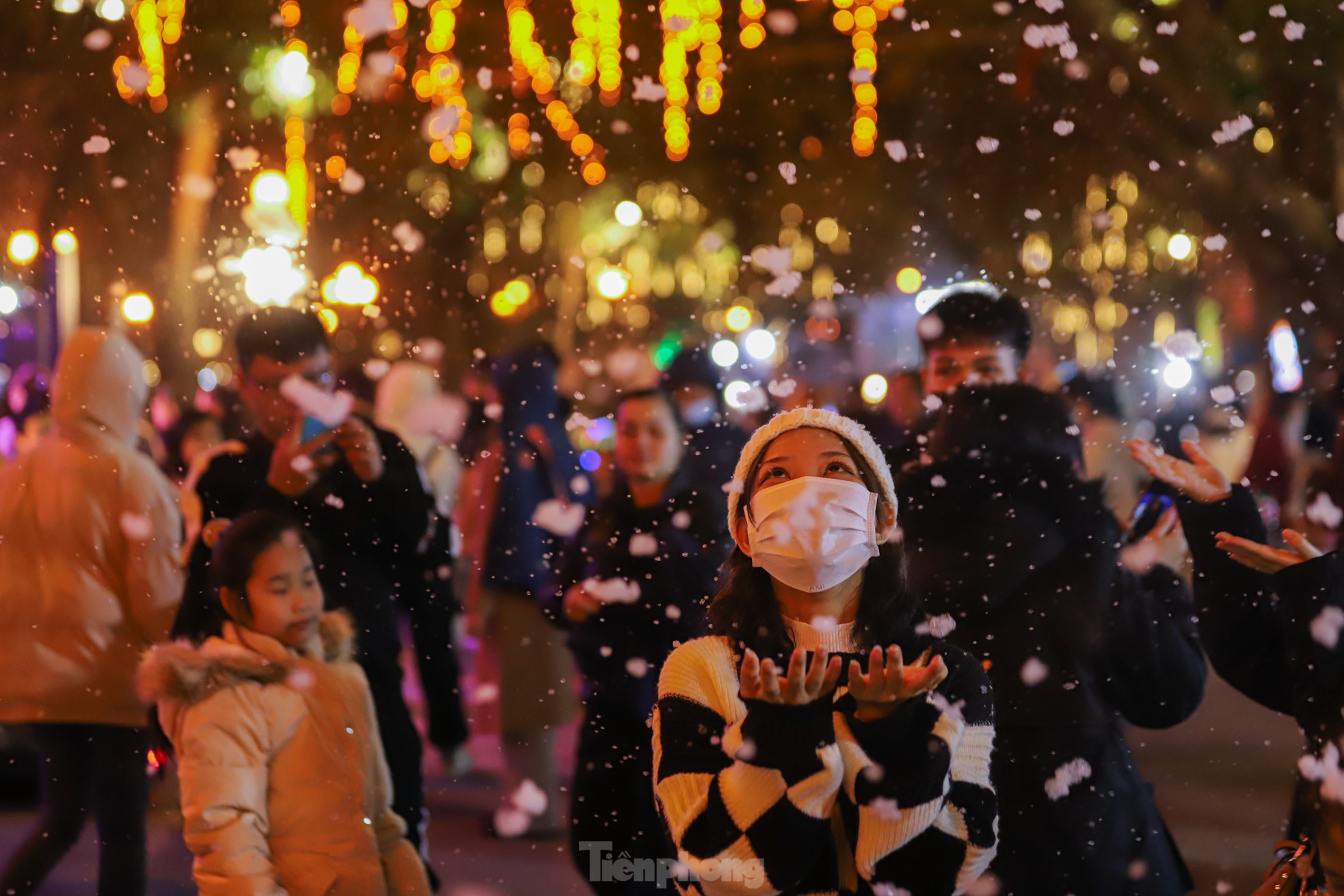 Người dân Hà Nội ngắm tuyết rơi đón Giáng sinh trên phố đi bộ - Ảnh 11.