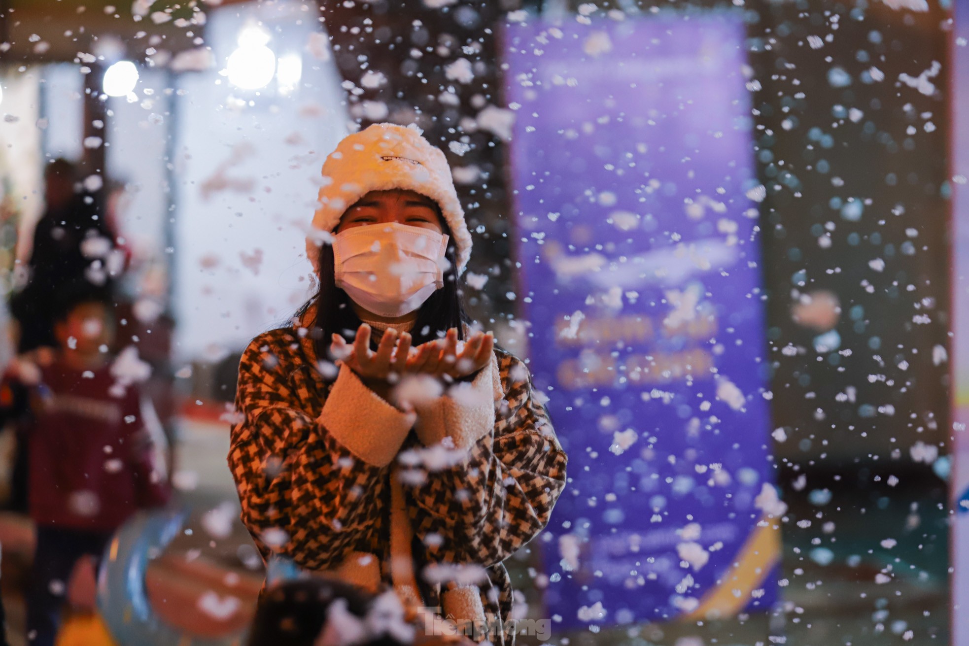 Người dân Hà Nội ngắm tuyết rơi đón Giáng sinh trên phố đi bộ - Ảnh 12.