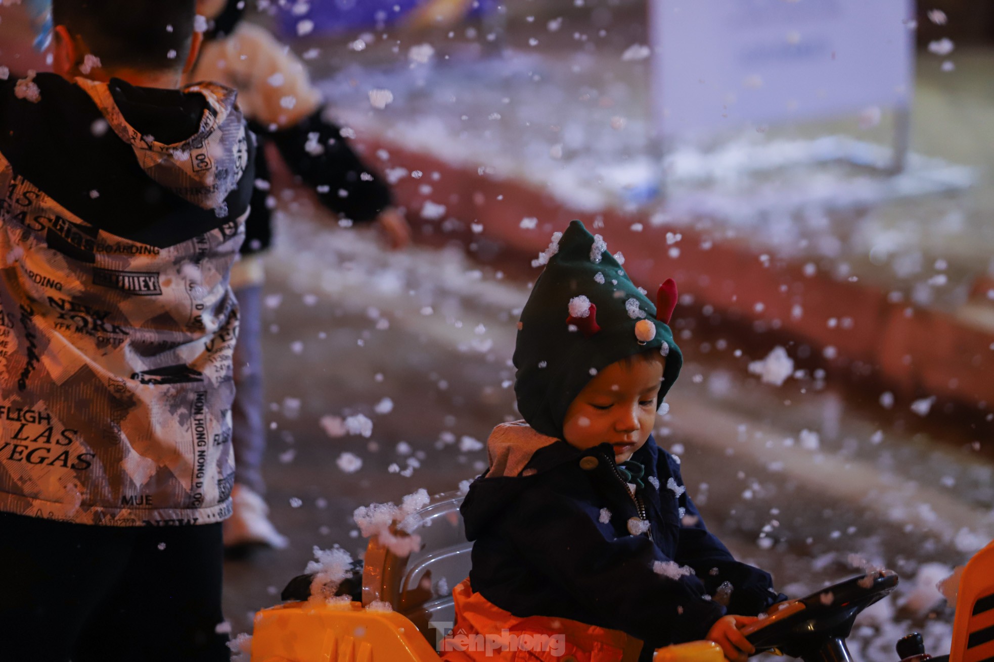 Người dân Hà Nội ngắm tuyết rơi đón Giáng sinh trên phố đi bộ - Ảnh 13.