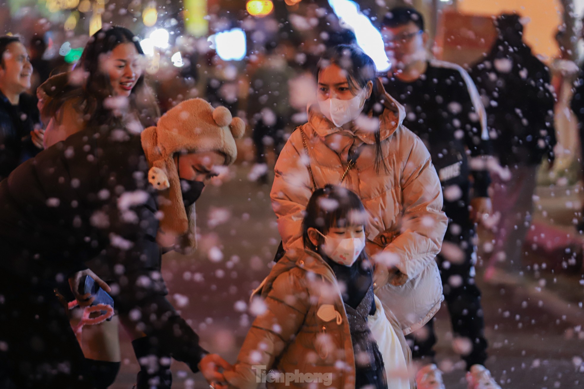 Người dân Hà Nội ngắm tuyết rơi đón Giáng sinh trên phố đi bộ - Ảnh 14.