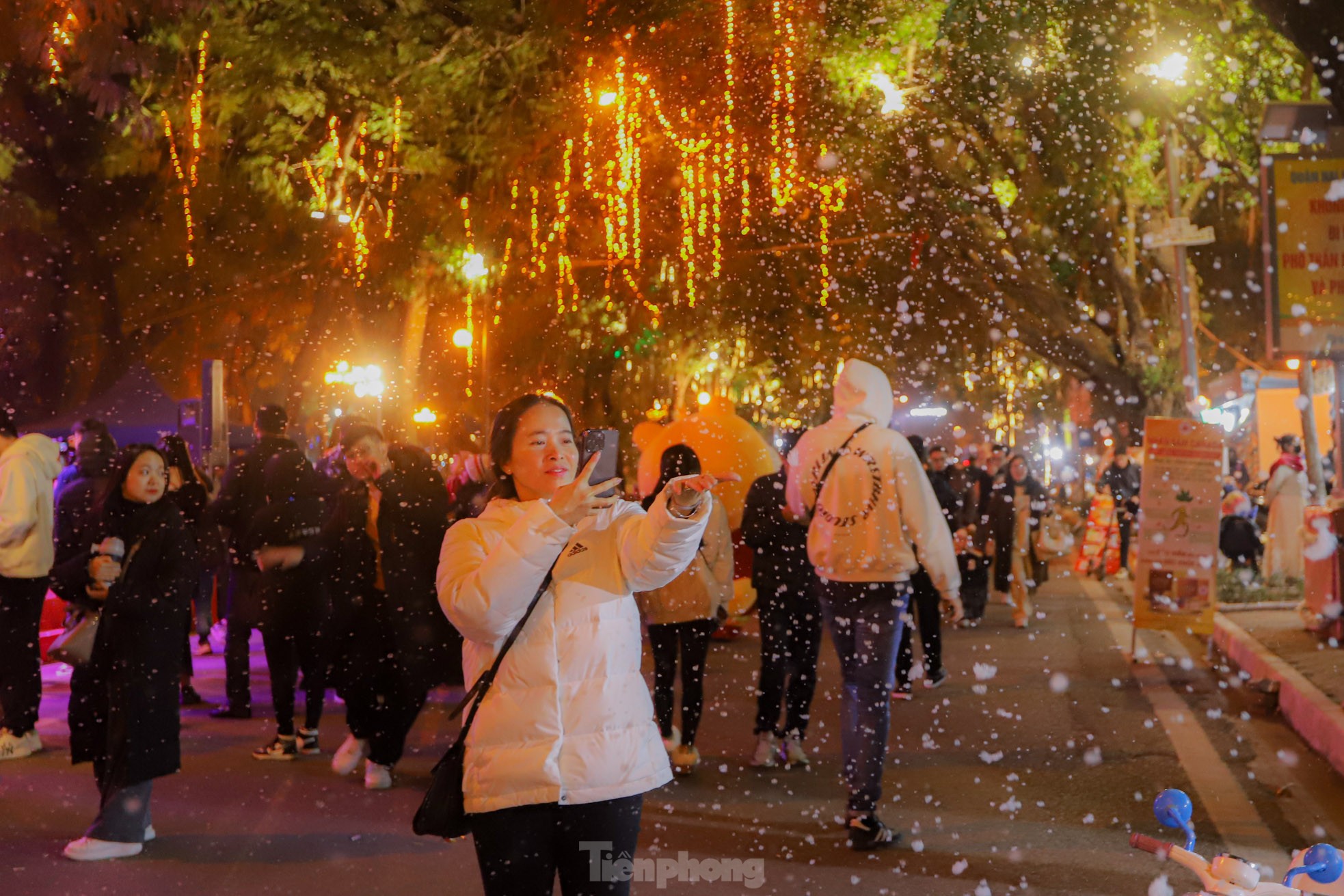 Người dân Hà Nội ngắm tuyết rơi đón Giáng sinh trên phố đi bộ - Ảnh 4.