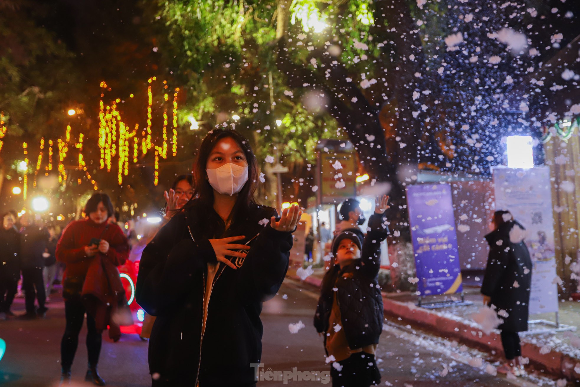 Người dân Hà Nội ngắm tuyết rơi đón Giáng sinh trên phố đi bộ - Ảnh 6.