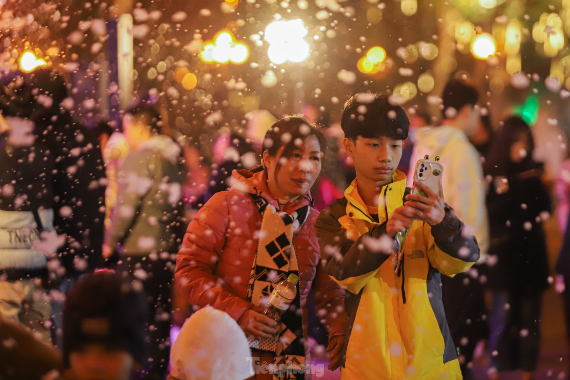 Người dân Hà Nội ngắm tuyết rơi đón Giáng sinh trên phố đi bộ - Ảnh 7.