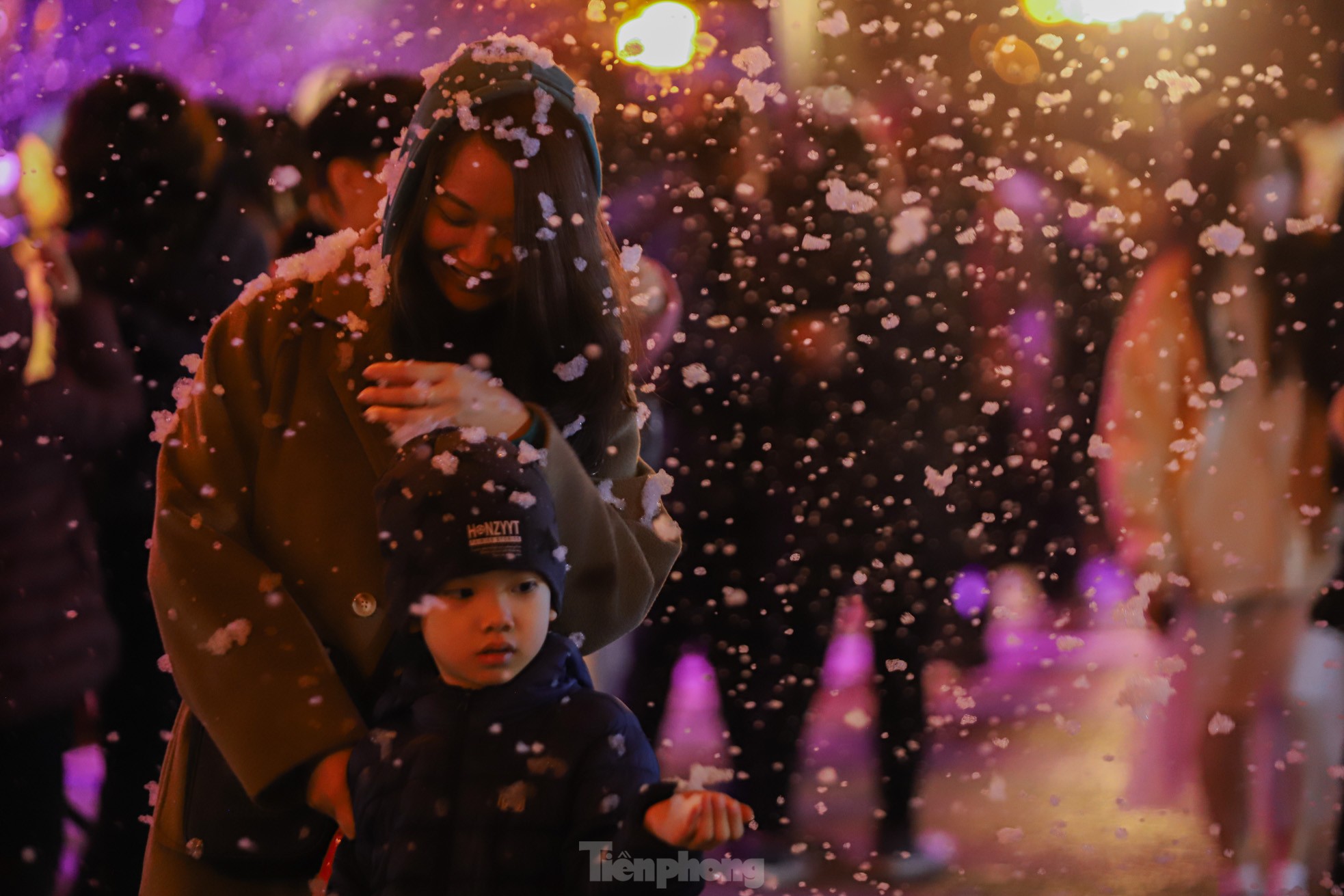 Người dân Hà Nội ngắm tuyết rơi đón Giáng sinh trên phố đi bộ - Ảnh 8.