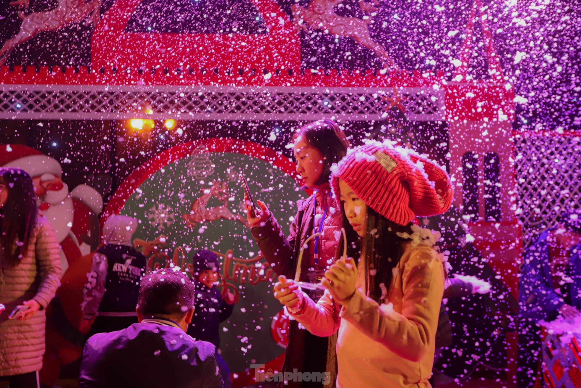 Người dân Hà Nội ngắm tuyết rơi đón Giáng sinh trên phố đi bộ - Ảnh 9.