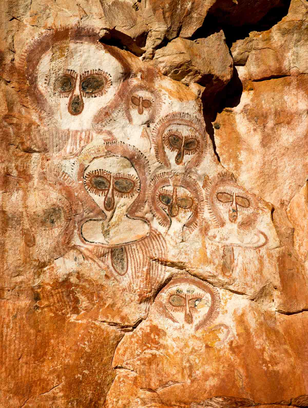 Những bức tranh hang động 4.000 năm tuổi của thổ dân ở Úc có thể thực sự mô tả người ngoài hành tinh? - Ảnh 2.