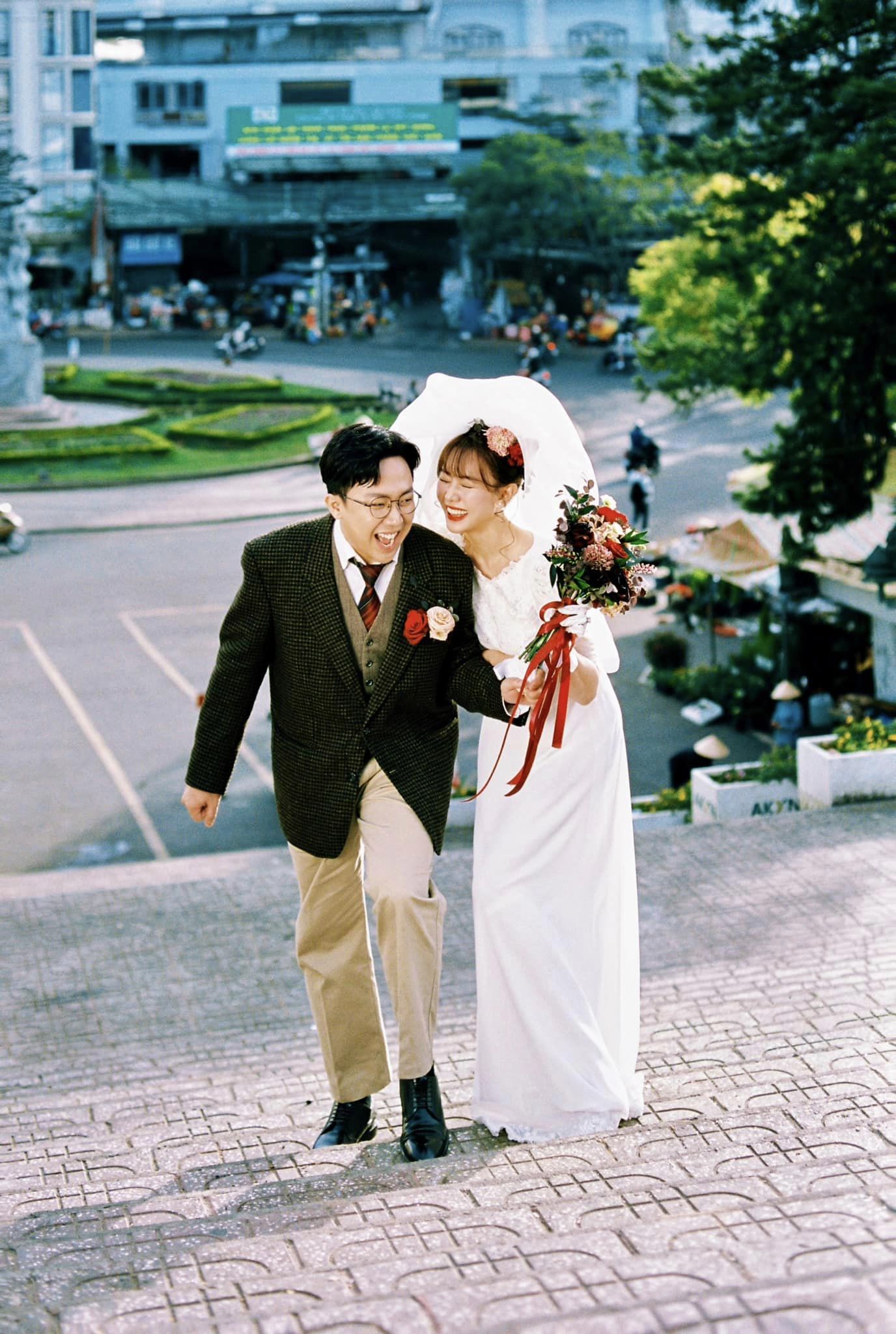 Vợ chồng Trấn Thành - Hari Won tung bộ ảnh cưới thập niên 90 nhân dịp kỷ niệm 7 năm &quot;về chung 1 nhà&quot;- Ảnh 6.