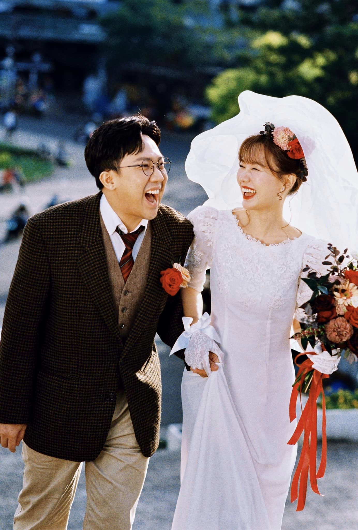 Vợ chồng Trấn Thành - Hari Won tung bộ ảnh cưới thập niên 90 nhân dịp kỷ niệm 7 năm &quot;về chung 1 nhà&quot;- Ảnh 5.