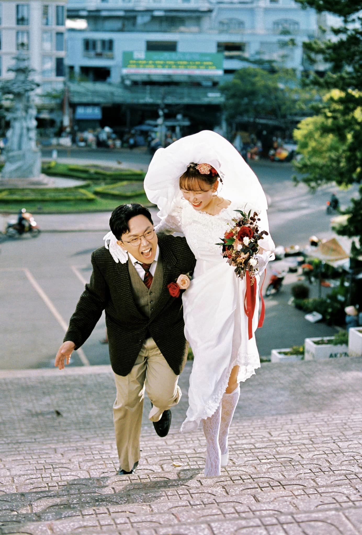 Vợ chồng Trấn Thành - Hari Won tung bộ ảnh cưới thập niên 90 nhân dịp kỷ niệm 7 năm &quot;về chung 1 nhà&quot;- Ảnh 7.