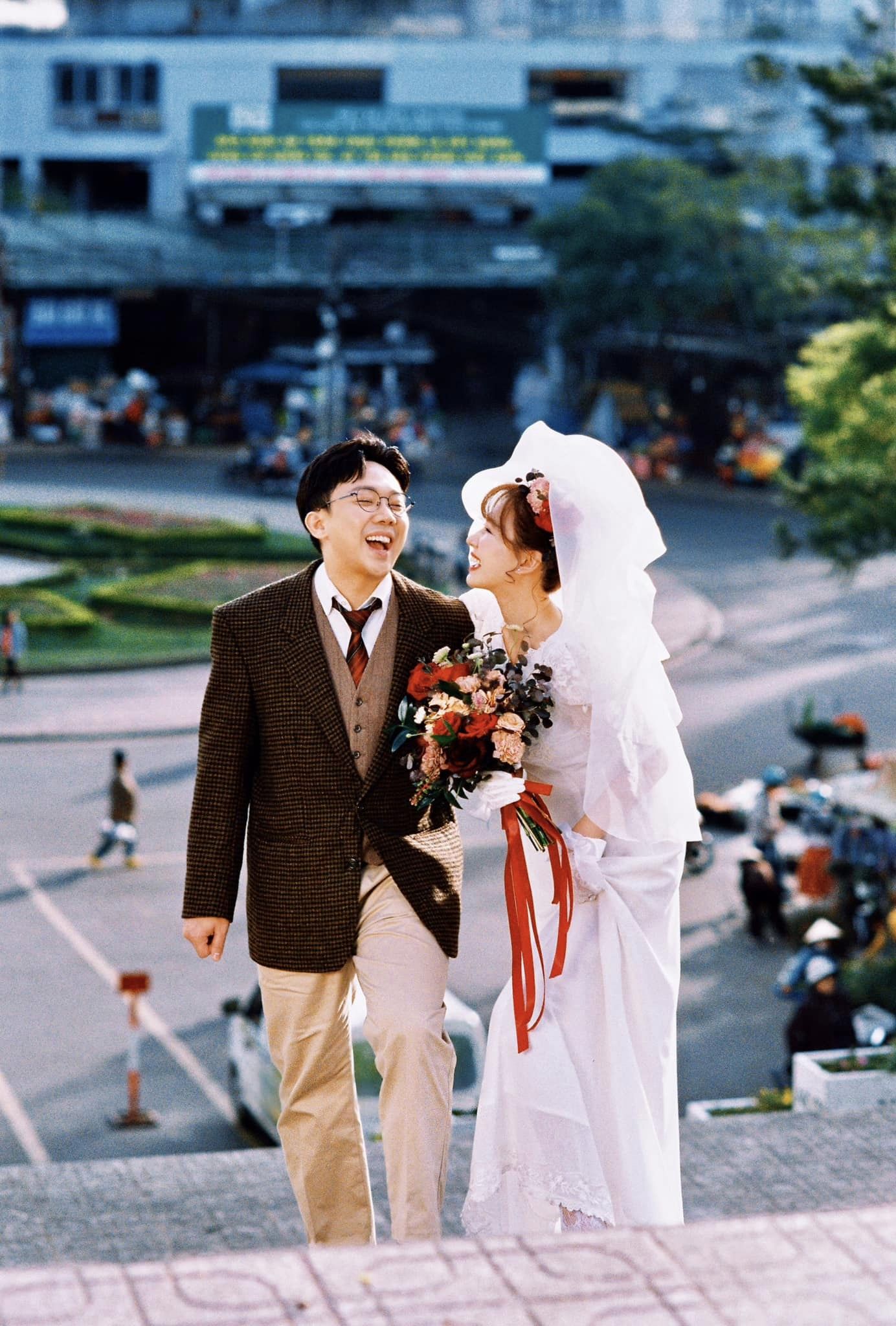 Vợ chồng Trấn Thành - Hari Won tung bộ ảnh cưới thập niên 90 nhân dịp kỷ niệm 7 năm "về chung 1 nhà"- Ảnh 4.