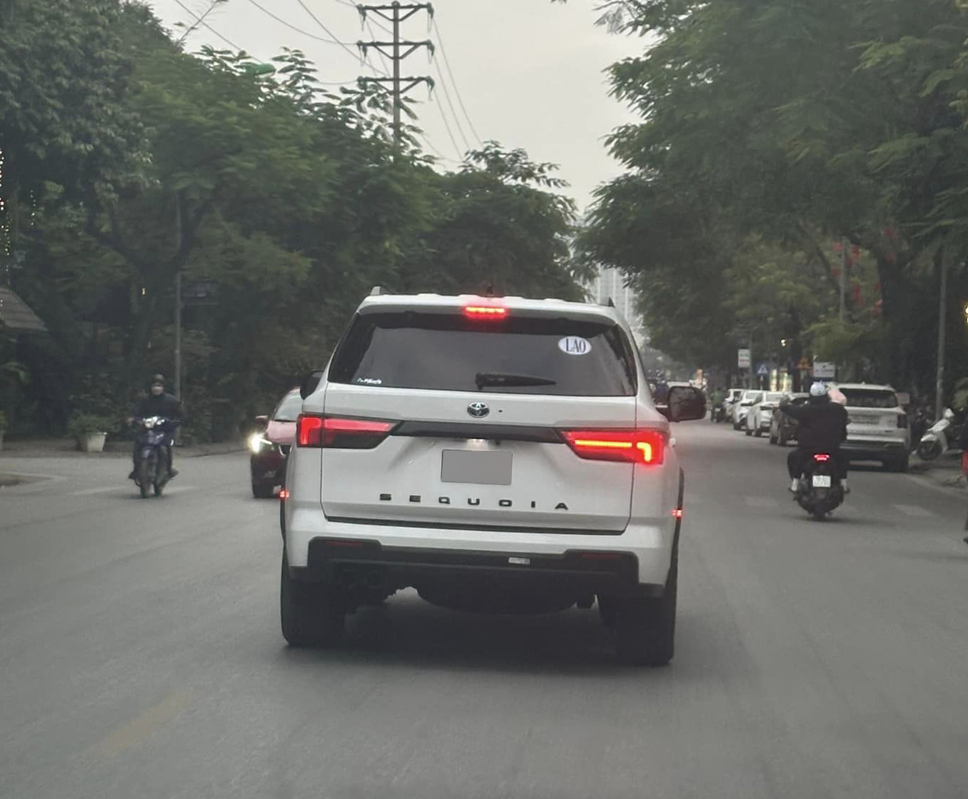 Toyota Sequoia 2023 lăn bánh trên đường phố Việt Nam: To hơn Land Cruiser, không phải xe đang rao bán