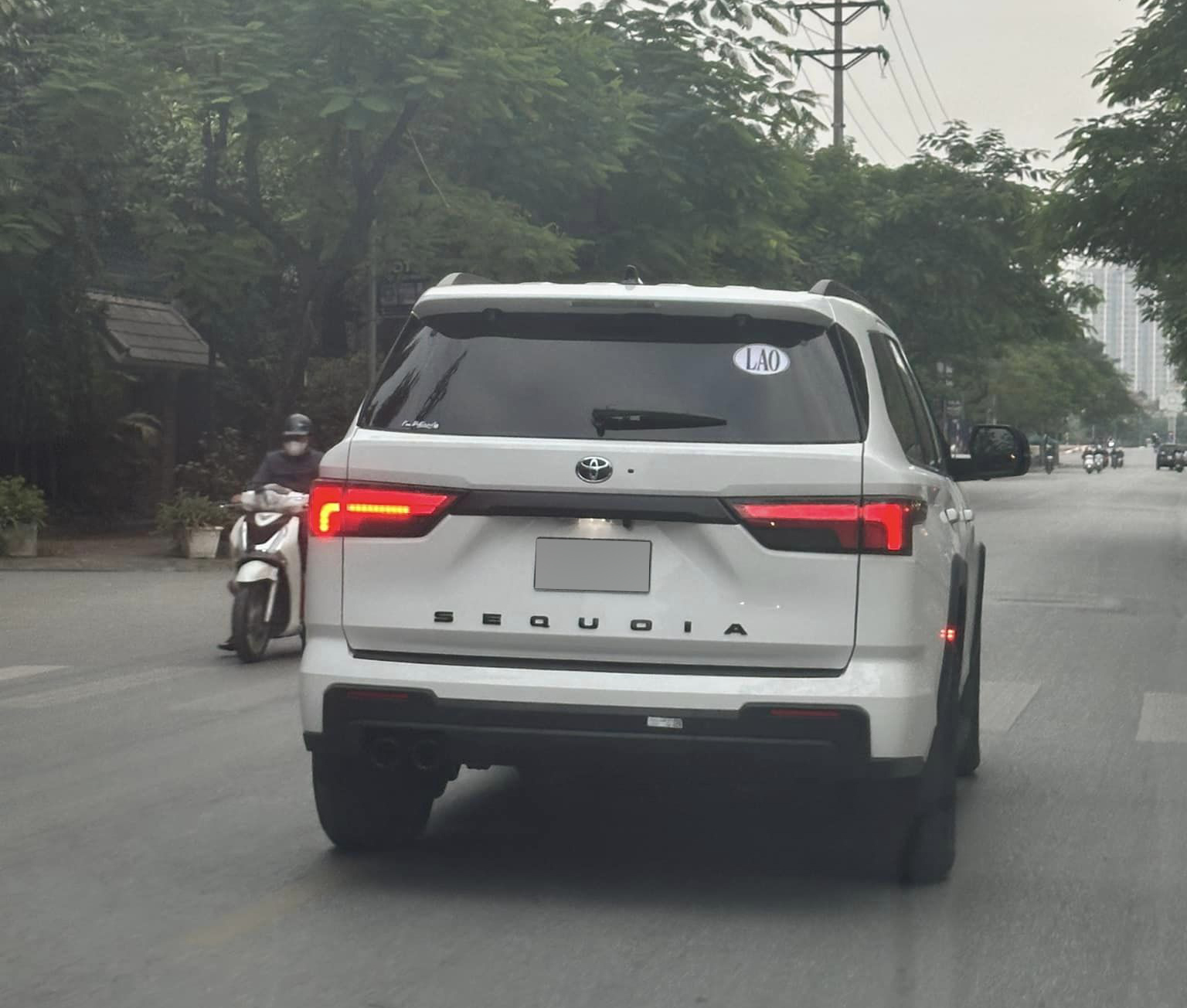 Toyota Sequoia 2023 lăn bánh trên đường phố Việt Nam: To hơn Land Cruiser, không phải xe đang rao bán - Ảnh 1.