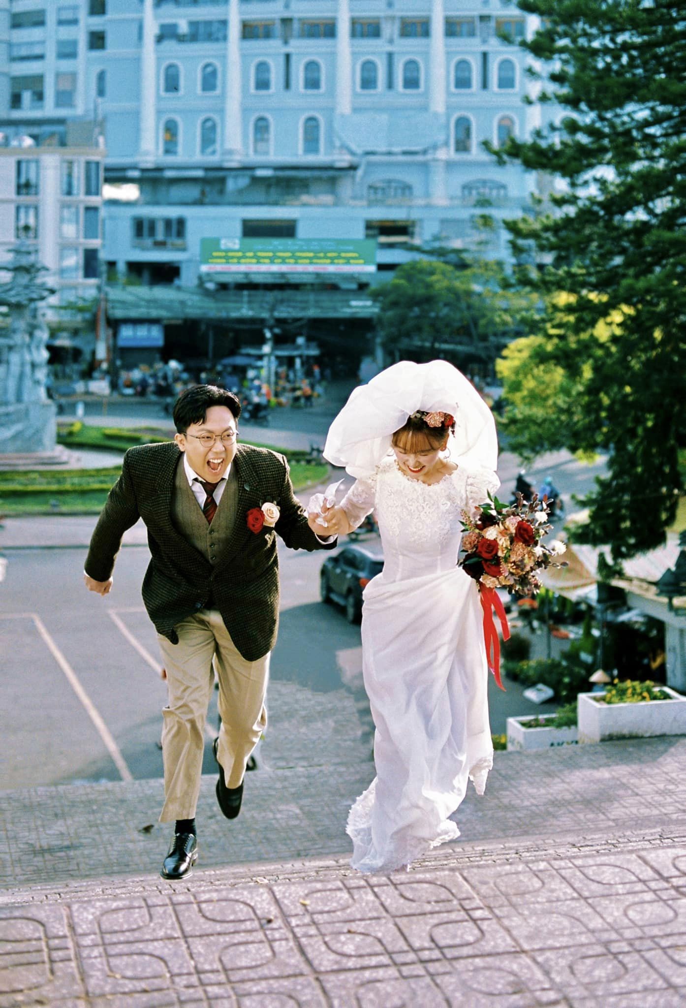Vợ chồng Trấn Thành - Hari Won tung bộ ảnh cưới thập niên 90 nhân dịp kỷ niệm 7 năm &quot;về chung 1 nhà&quot;- Ảnh 1.