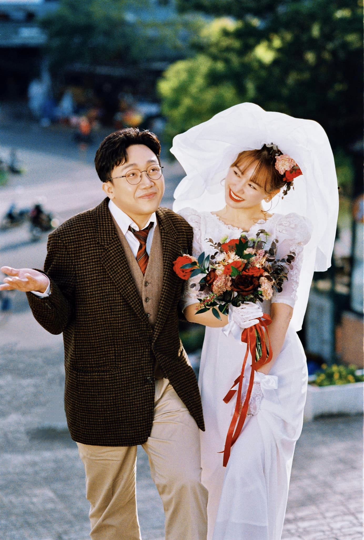 Vợ chồng Trấn Thành - Hari Won tung bộ ảnh cưới thập niên 90 nhân dịp kỷ niệm 7 năm "về chung 1 nhà"- Ảnh 2.