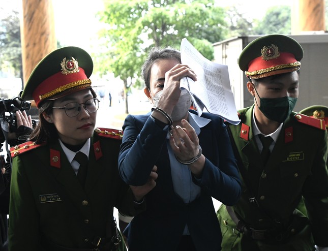 Cựu điều tra viên Hoàng Văn Hưng được dẫn giải tới tòa dù xin xét xử vắng mặt - Ảnh 6.