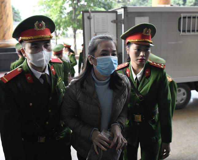 Cựu điều tra viên Hoàng Văn Hưng được dẫn giải tới tòa dù xin xét xử vắng mặt - Ảnh 4.