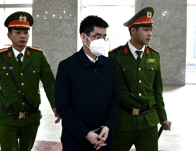 Cựu điều tra viên Hoàng Văn Hưng được dẫn giải tới tòa dù xin xét xử vắng mặt - Ảnh 1.