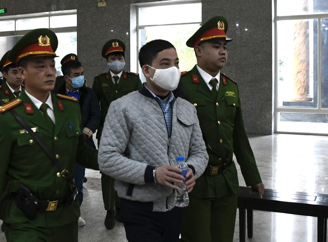 Cựu điều tra viên Hoàng Văn Hưng được dẫn giải tới tòa dù xin xét xử vắng mặt - Ảnh 3.