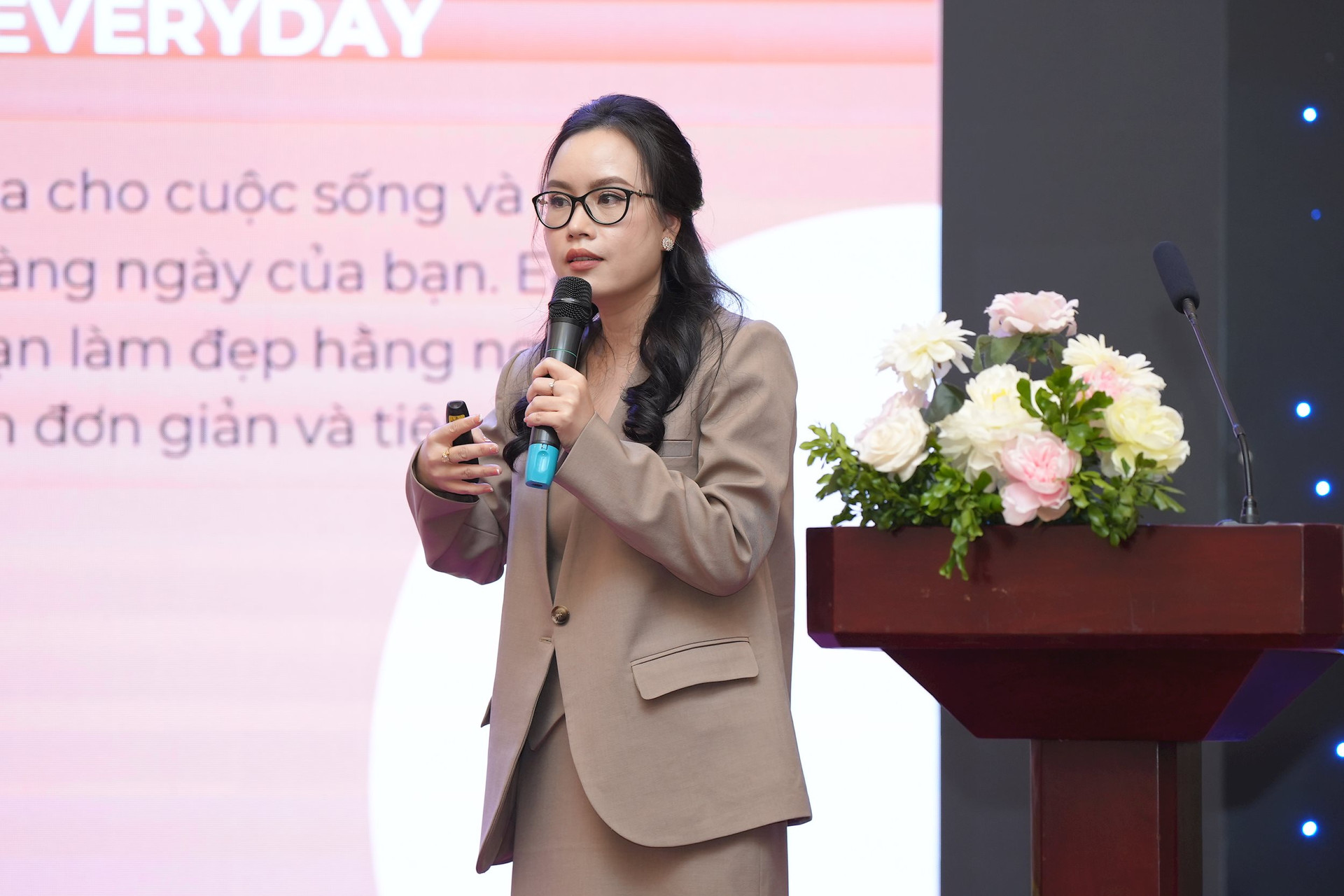 Không phải cứ mang hàng lên sàn TMĐT là có doanh thu: DN mỹ phẩm Việt xây chiến lược định vị thương hiệu - Ảnh 1.