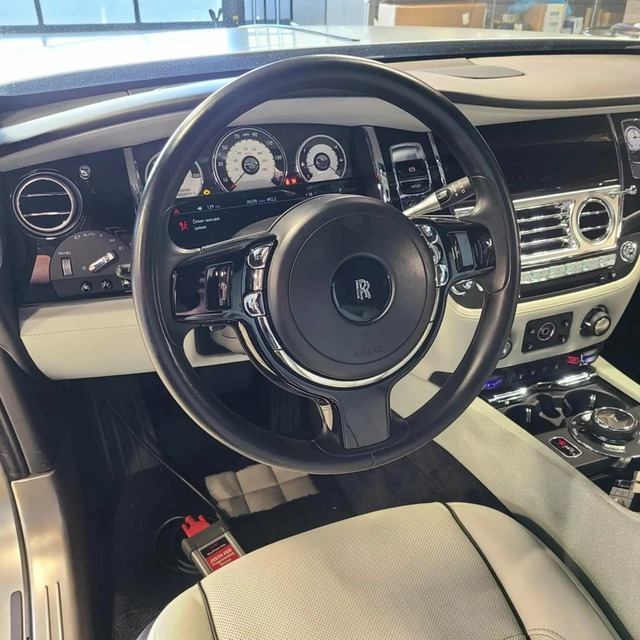 Chủ xe Rolls-Royce mua phụ tùng BMW tự thay rẻ hơn 15 lần, mở ra thấy cấu tạo y hệt - Ảnh 2.