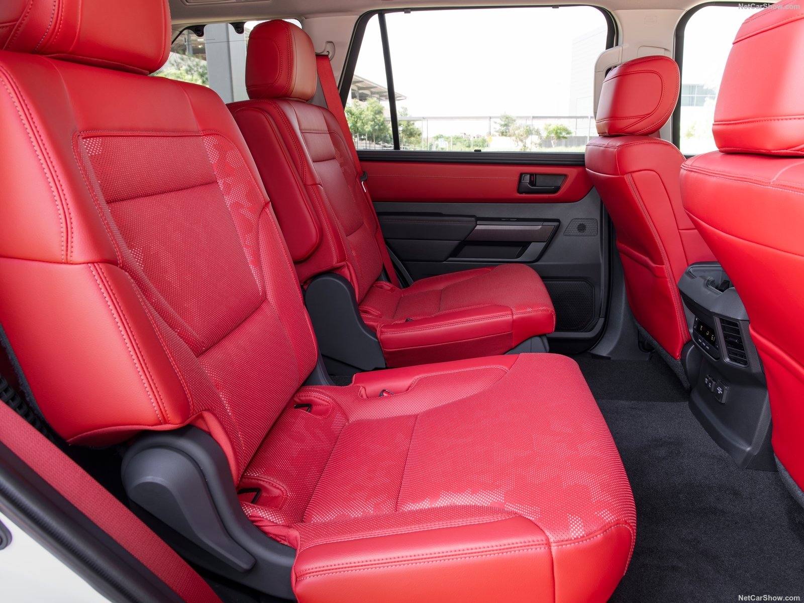 Toyota Sequoia 2023 lăn bánh trên đường phố Việt Nam: To hơn Land Cruiser, không phải xe đang rao bán - Ảnh 12.