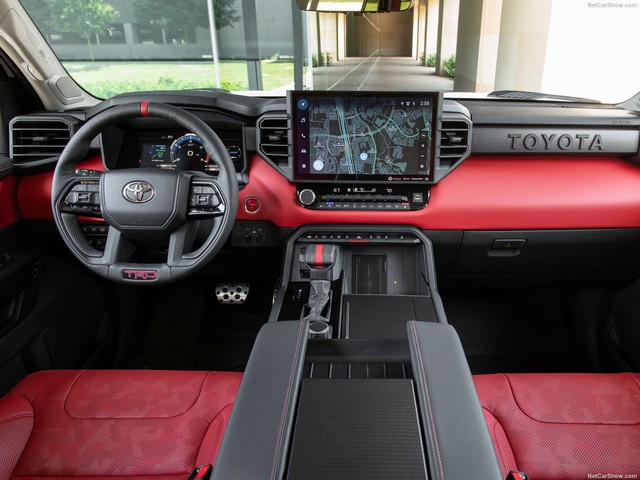Toyota Sequoia 2023 lăn bánh trên đường phố Việt Nam: To hơn Land Cruiser, không phải xe đang rao bán - Ảnh 7.