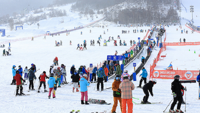 Băng giá kỷ lục, dân Trung Quốc rủ nhau đi du lịch trượt tuyết - Ảnh 1.