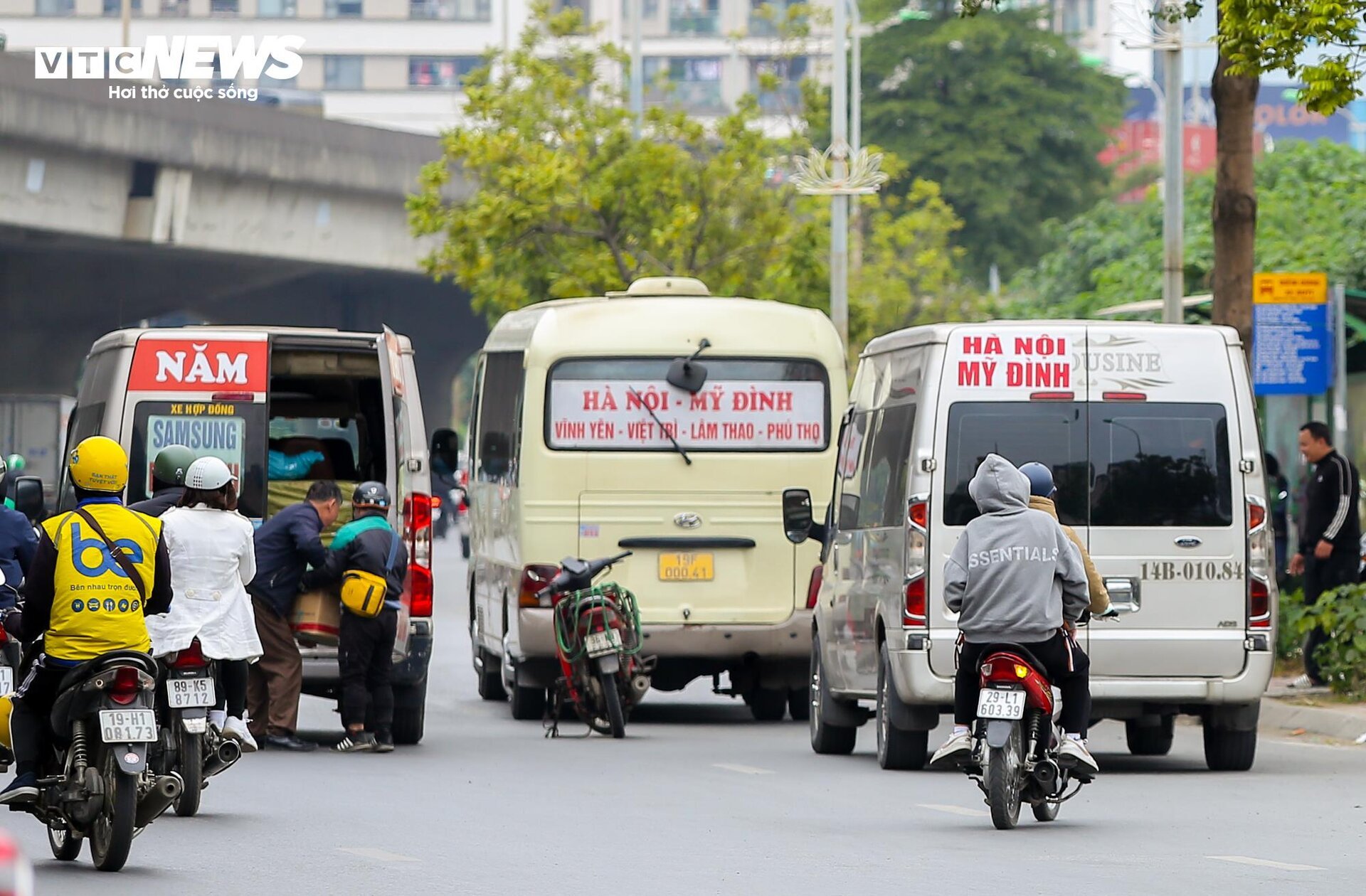 Xe khách vô tư tạt đầu, chạy kiểu 'rùa bò' bắt khách trên phố Hà Nội - Ảnh 6.
