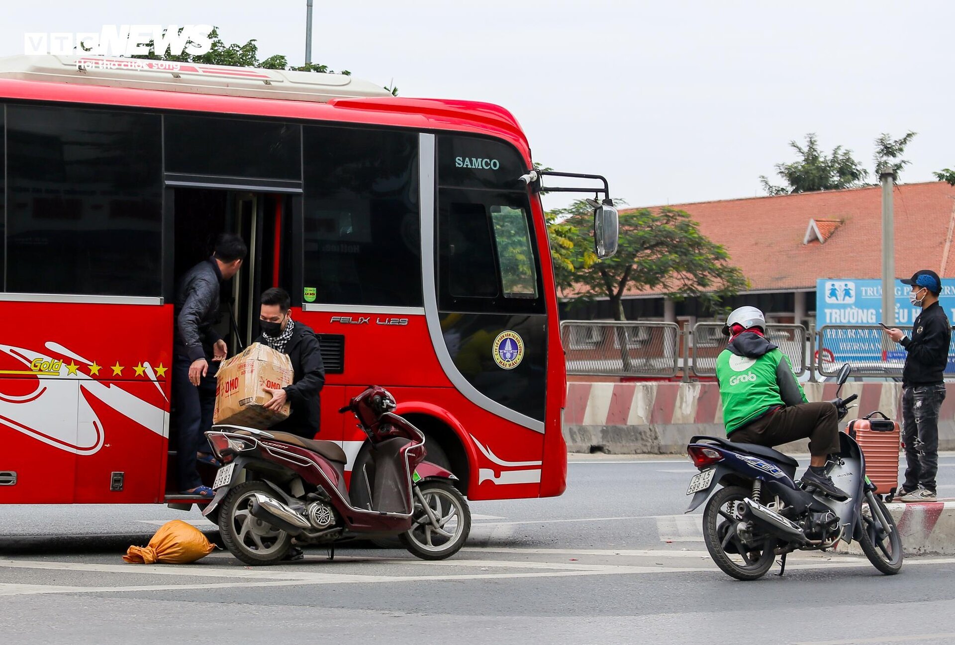 Xe khách vô tư tạt đầu, chạy kiểu 'rùa bò' bắt khách trên phố Hà Nội - Ảnh 11.