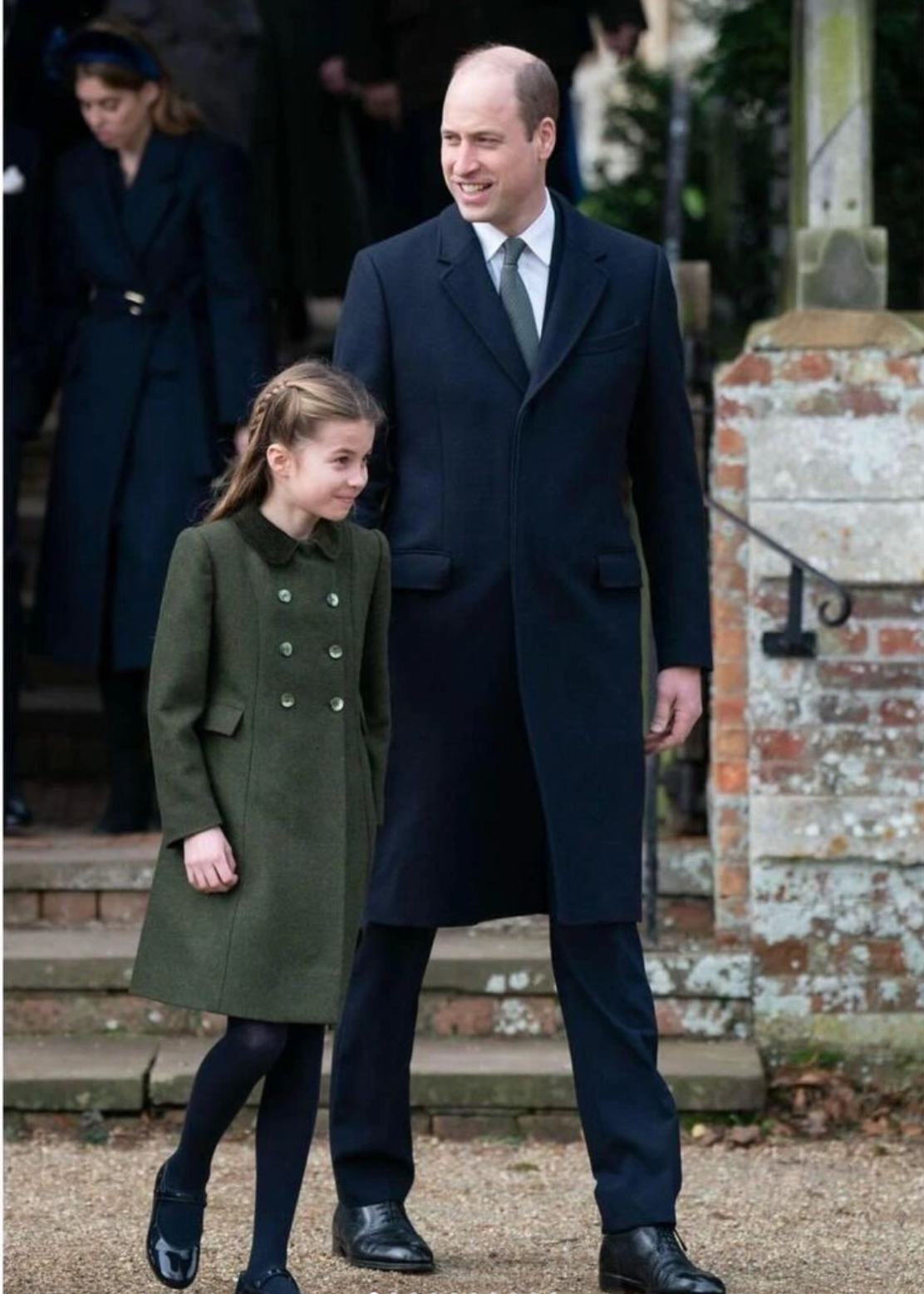 Gia đình Hoàng gia Anh tụ họp dịp lễ Giáng sinh, khoảnh khắc các nhóc tỳ hoàng gia xuất hiện đáng yêu đến "lịm tim"- Ảnh 5.