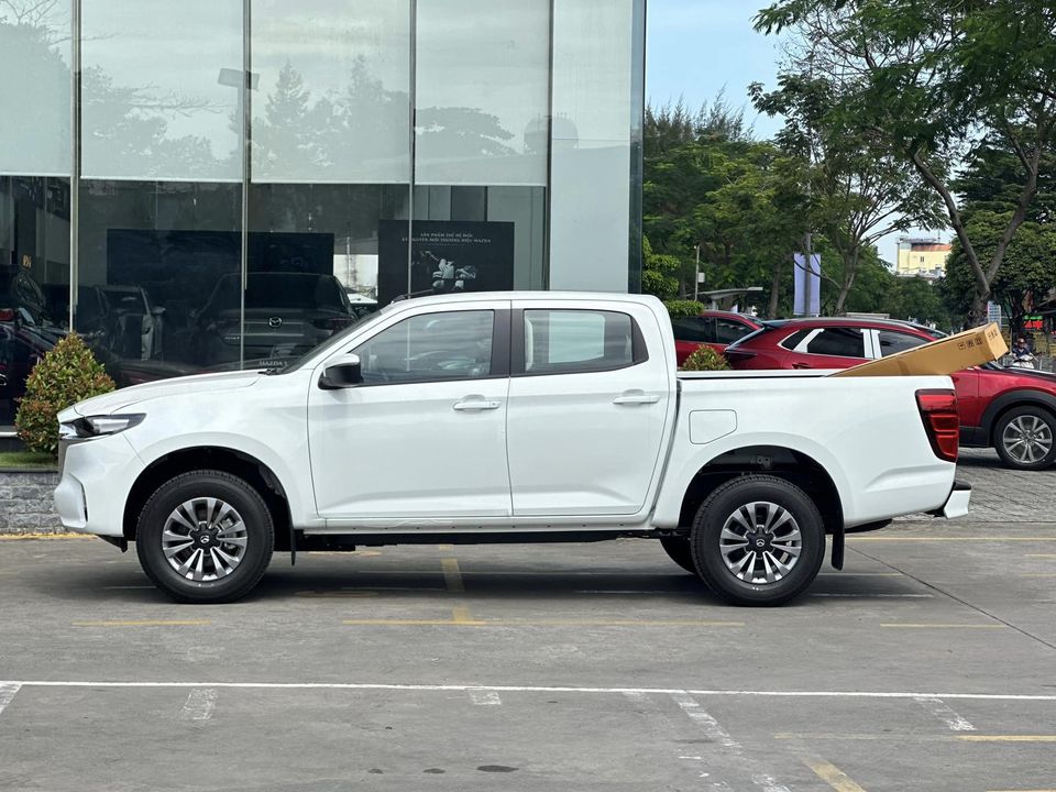 Mazda BT-50 bản 'base' giảm giá còn 529 triệu tại đại lý: Rẻ hơn hẳn Triton, Ranger, thêm lựa chọn cho dân kinh doanh vận tải - Ảnh 3.