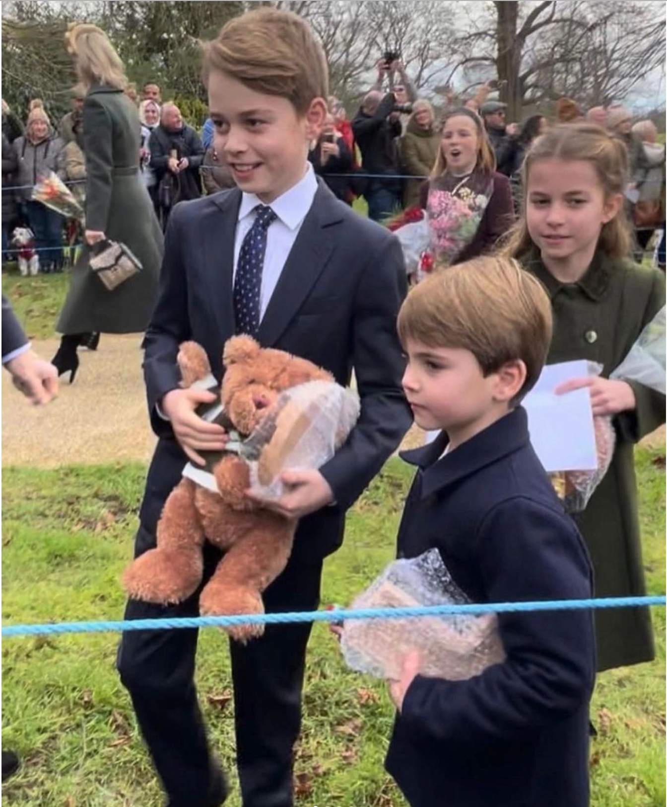 Gia đình Hoàng gia Anh tụ họp dịp lễ Giáng sinh, khoảnh khắc các nhóc tỳ hoàng gia xuất hiện đáng yêu đến "lịm tim"- Ảnh 10.