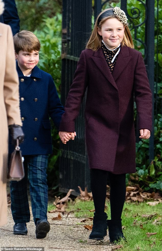 Gia đình Hoàng gia Anh tụ họp dịp lễ Giáng sinh, khoảnh khắc các nhóc tỳ hoàng gia xuất hiện đáng yêu đến "lịm tim"- Ảnh 11.