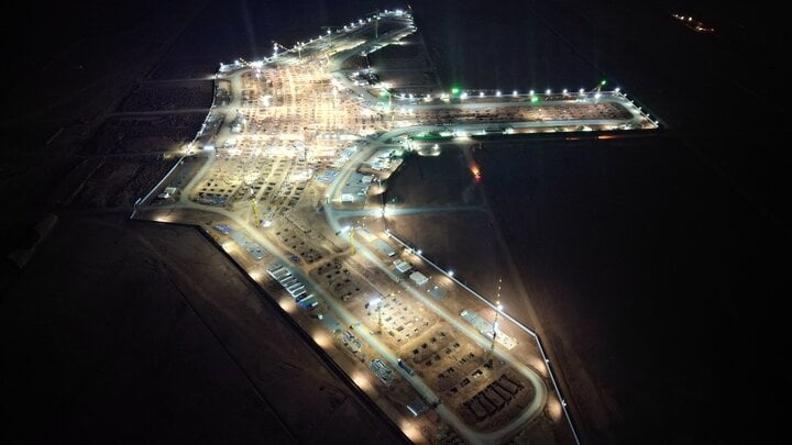 Đại công trường thi công nhà ga sân bay Long Thành rực rỡ giữa trời đêm - Ảnh 4.