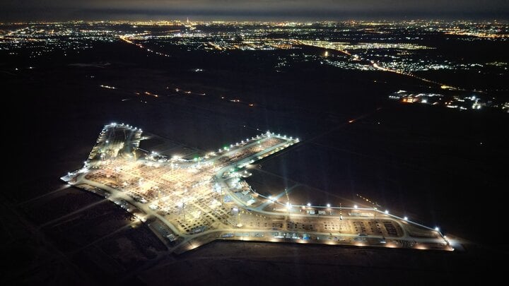 Đại công trường thi công nhà ga sân bay Long Thành rực rỡ giữa trời đêm - Ảnh 1.