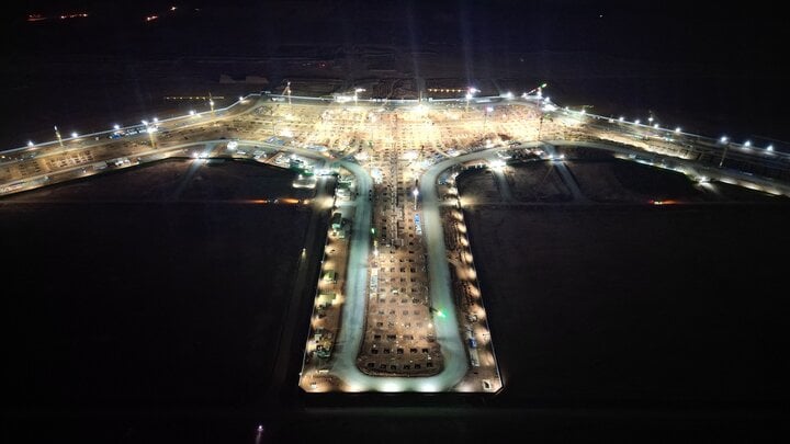 Đại công trường thi công nhà ga sân bay Long Thành rực rỡ giữa trời đêm - Ảnh 2.