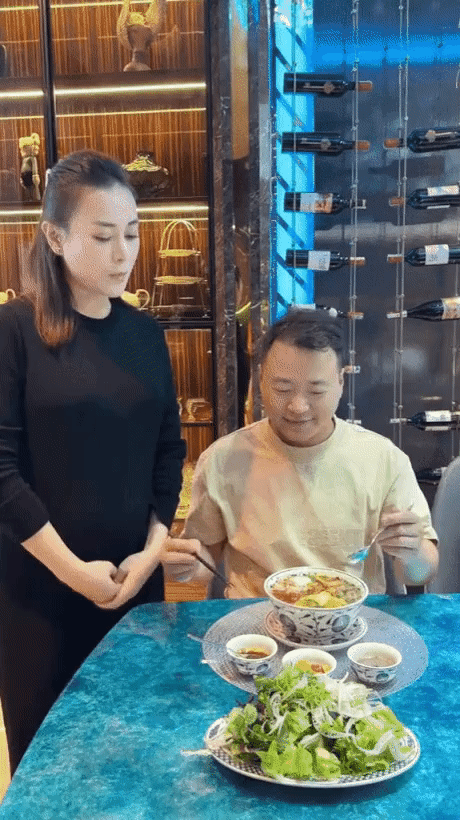 “Soi” bếp nhà Shark Bình - Phương Oanh: Sang xịn như nhà hàng, chén đĩa nhiều đến mức chụp ảnh không trùng lặp