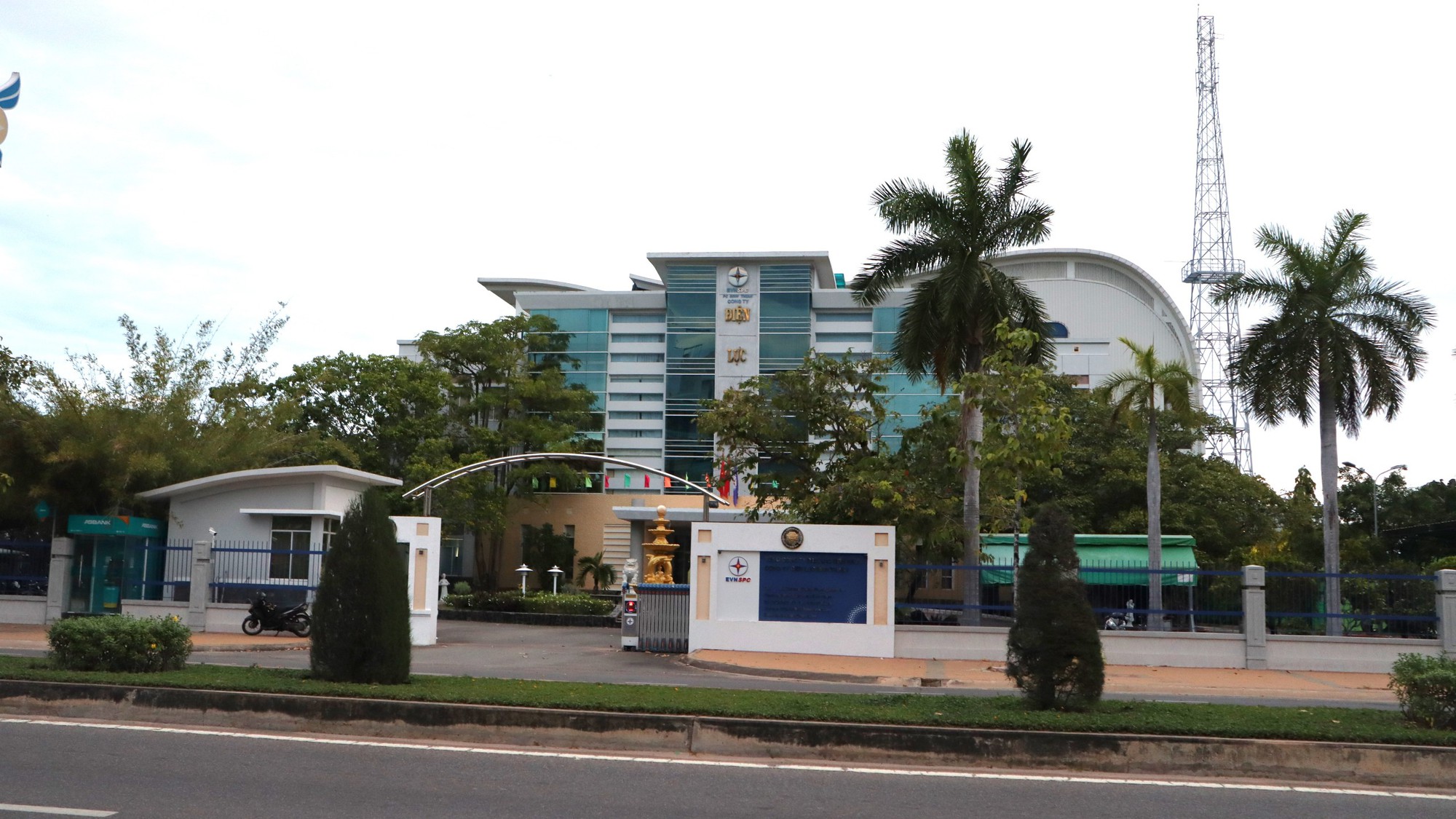 Khám xét trụ sở, nhà riêng lãnh đạo Công ty Điện lực Bình Thuận- Ảnh 1.