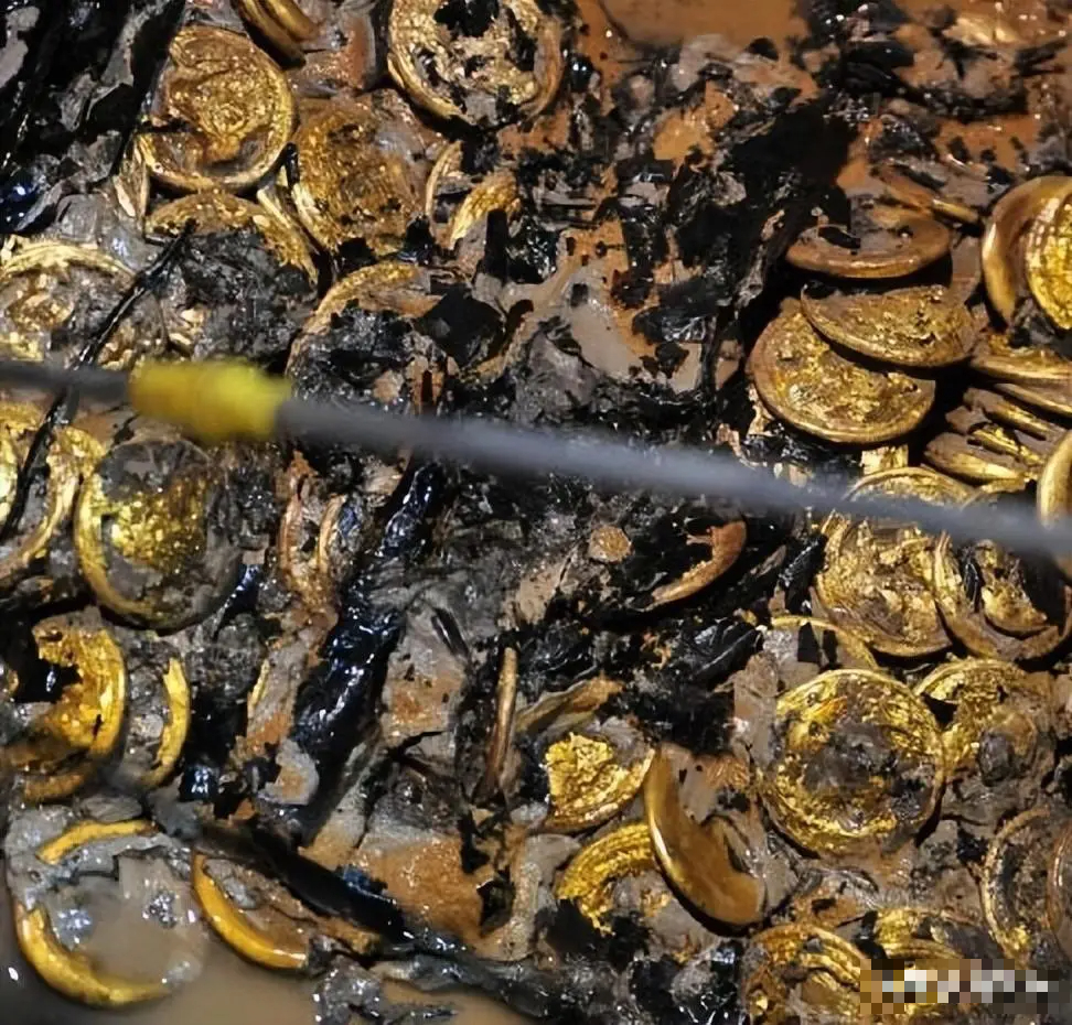 Mang 100kg vàng đi bán, vợ chồng U75 bị cảnh sát điều tra: &quot;Kho&quot; vàng lên đến nửa tấn bị phát hiện và thu giữ - Ảnh 3.
