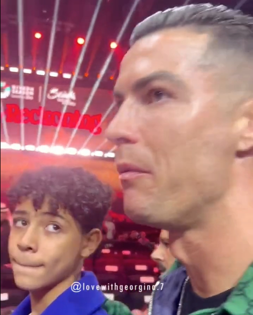 Thấy con trai không thoải mái, Ronaldo có hành động khiến dân tình tấm tắc khen: &quot;Ông bố tuyệt nhất hành tinh&quot; - Ảnh 2.