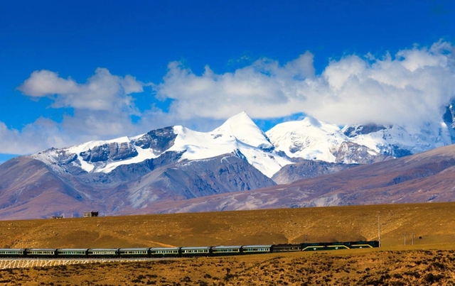Xây xong đường sắt cao nhất thế giới, Trung Quốc chôn 15.000 cây sắt 2 bên, ở trong chứa thứ cực độc đáo - Ảnh 1.