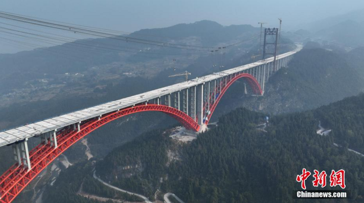 Trung Quốc xây cầu vòm nhịp đôi lớn nhất thế giới - Ảnh 1.